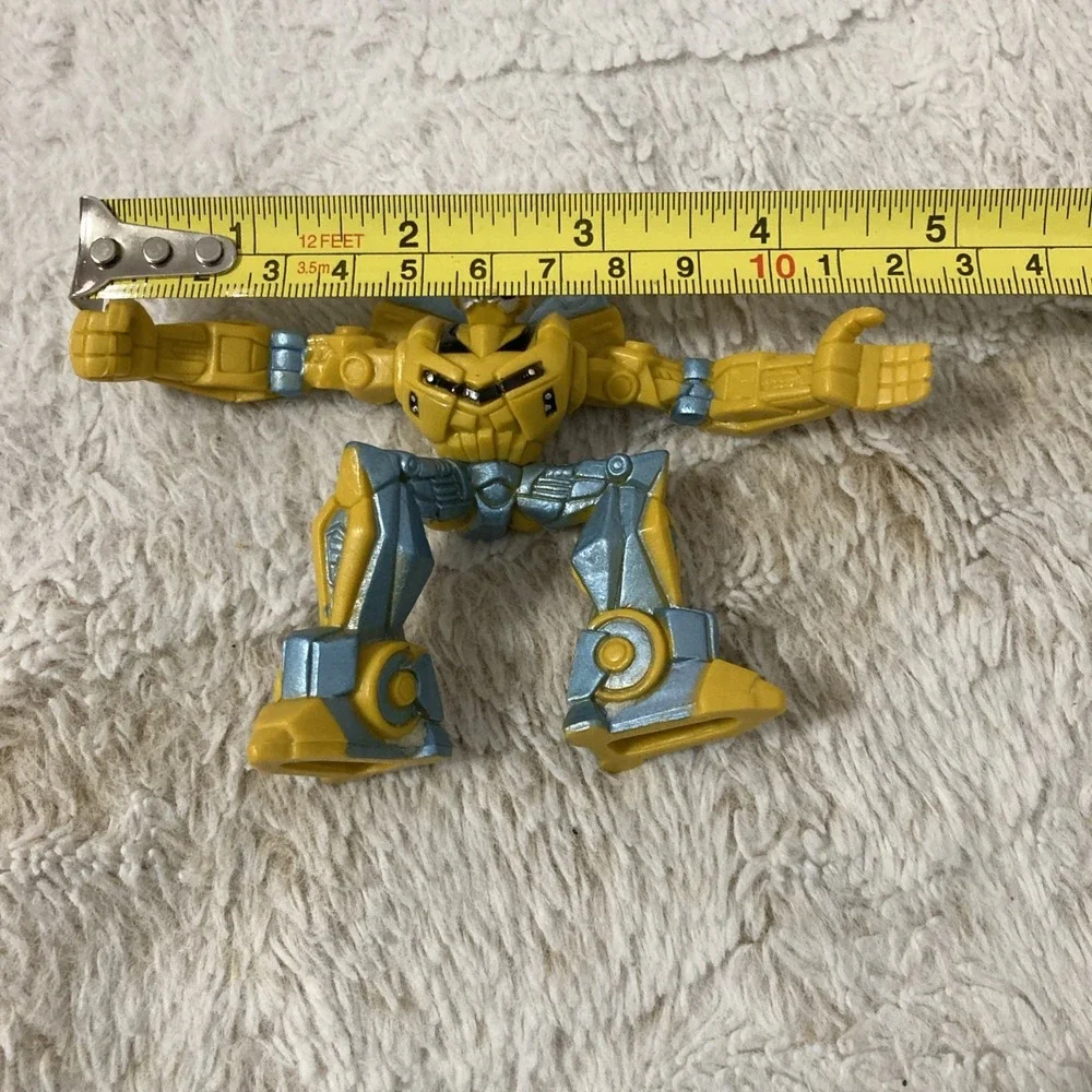Hasbro Transformers Armada Blurr (No Accessories) &‎ a Posed Bumblebee